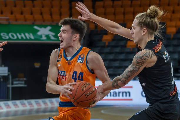 乌球场之间 乌球场之间